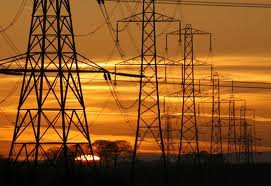 Se denomina energía eléctrica a la forma de energía que resulta de la existencia de una diferencia de potencial entre dos puntos.